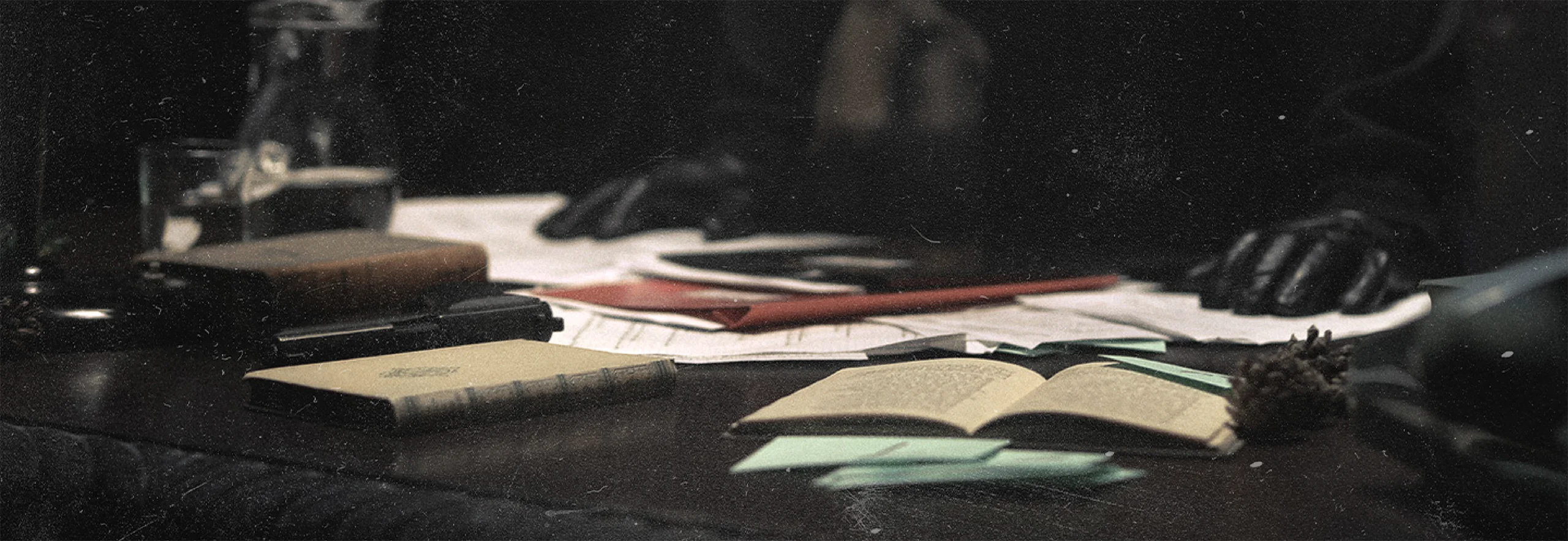 Das Kalendermädchen Footer - Düstere Gestalt an Tisch