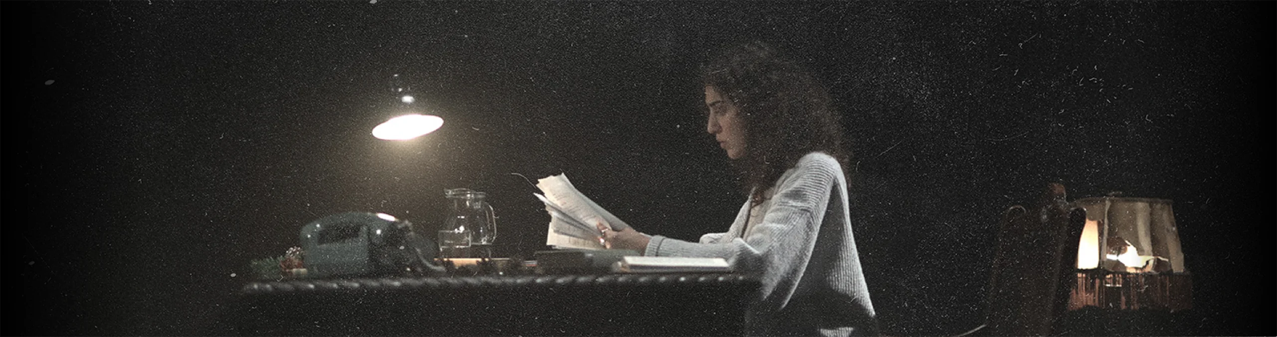 Das Kalendermädchen Hero - Frau an Schreibtisch