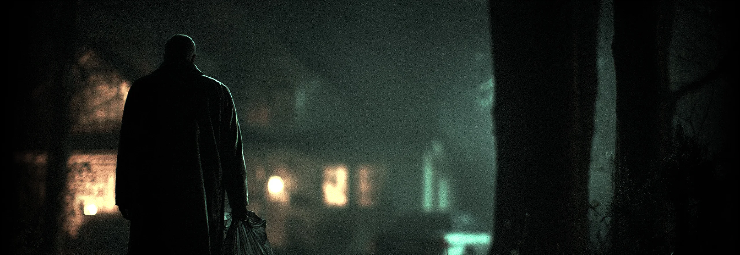 Der Nachbar - Footer Hintergrund - Ominöse Gestalt schaut auf ein Haus bei Nacht